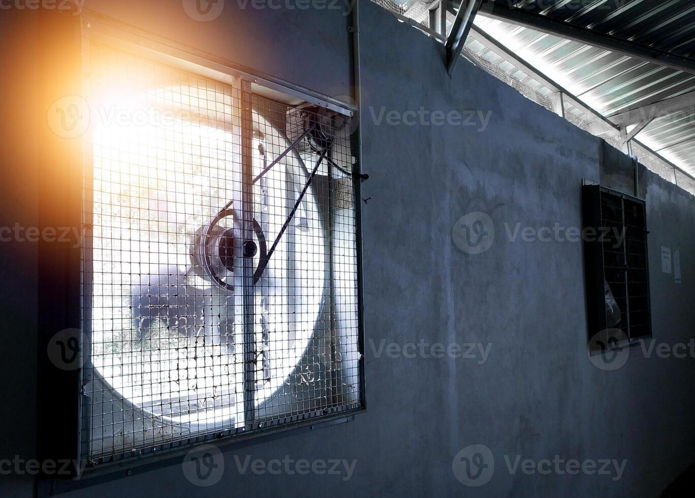 grande industrial cansada ventilador en un fábrica. ventilación de planta edificio. con brillante ligero. foto