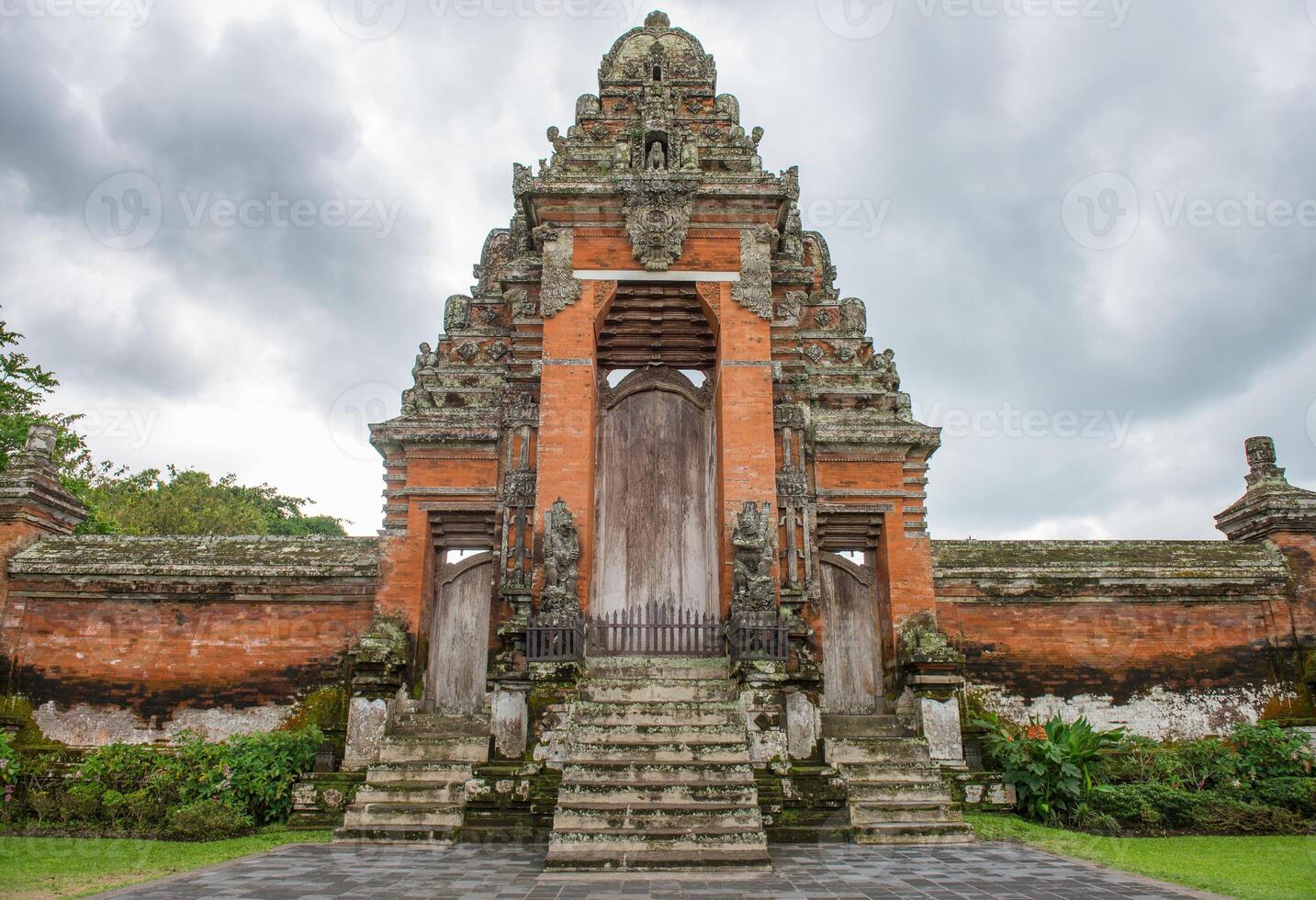 un icónico Entrada portón a el interior santuario de pura taman ayun el real templo de mengwi imperio en badung regencia, bali, Indonesia. foto