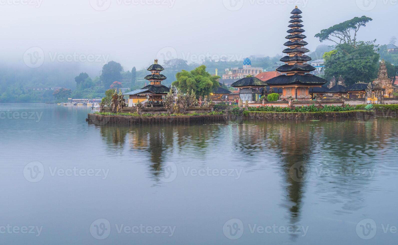 reflexión ver de pura ulan danu bratan un famoso pintoresco punto de referencia y un significativo templo en el costas de lago bratan en bali, Indonesia. foto