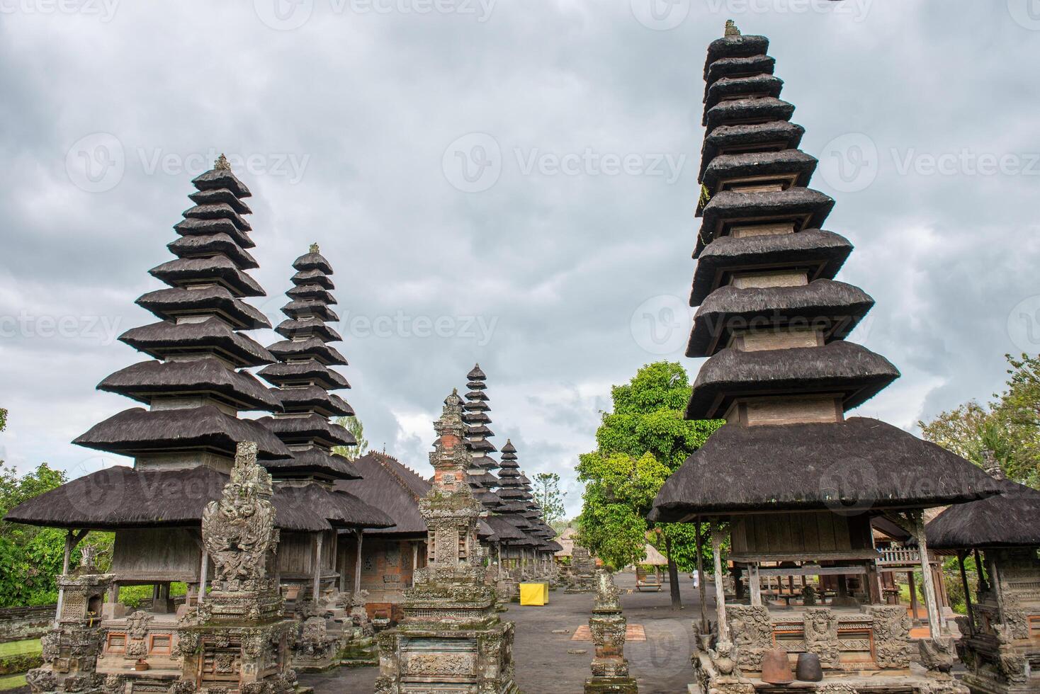 uno de el popular templo en bali llamado pura taman ayun el real templo de mengwi imperio en badung regencia, bali, Indonesia. ver en el nublado día. foto