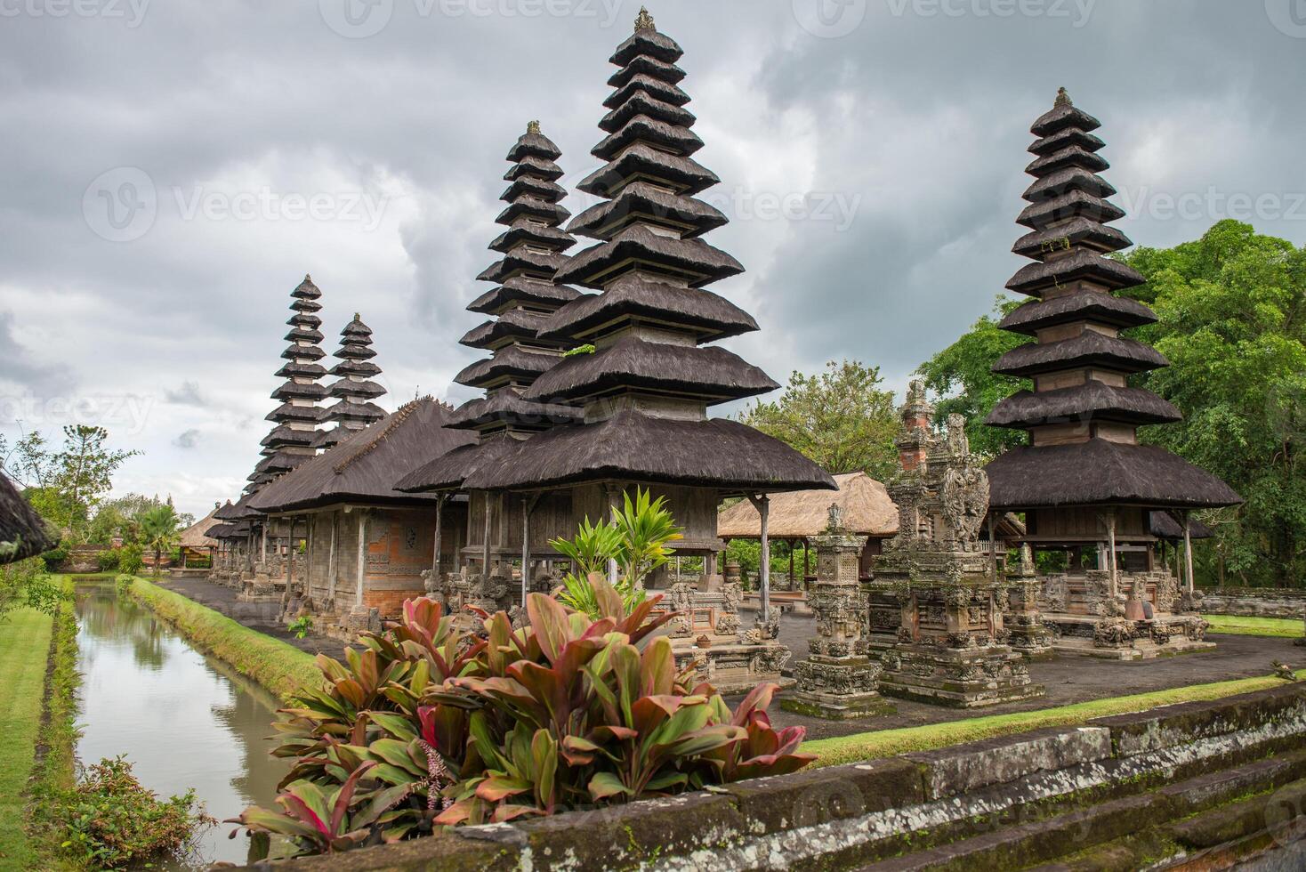 paisaje ver de popular templo en bali llamado pura taman ayun el real templo de mengwi imperio en badung regencia, bali, Indonesia. ver en el nublado día. foto