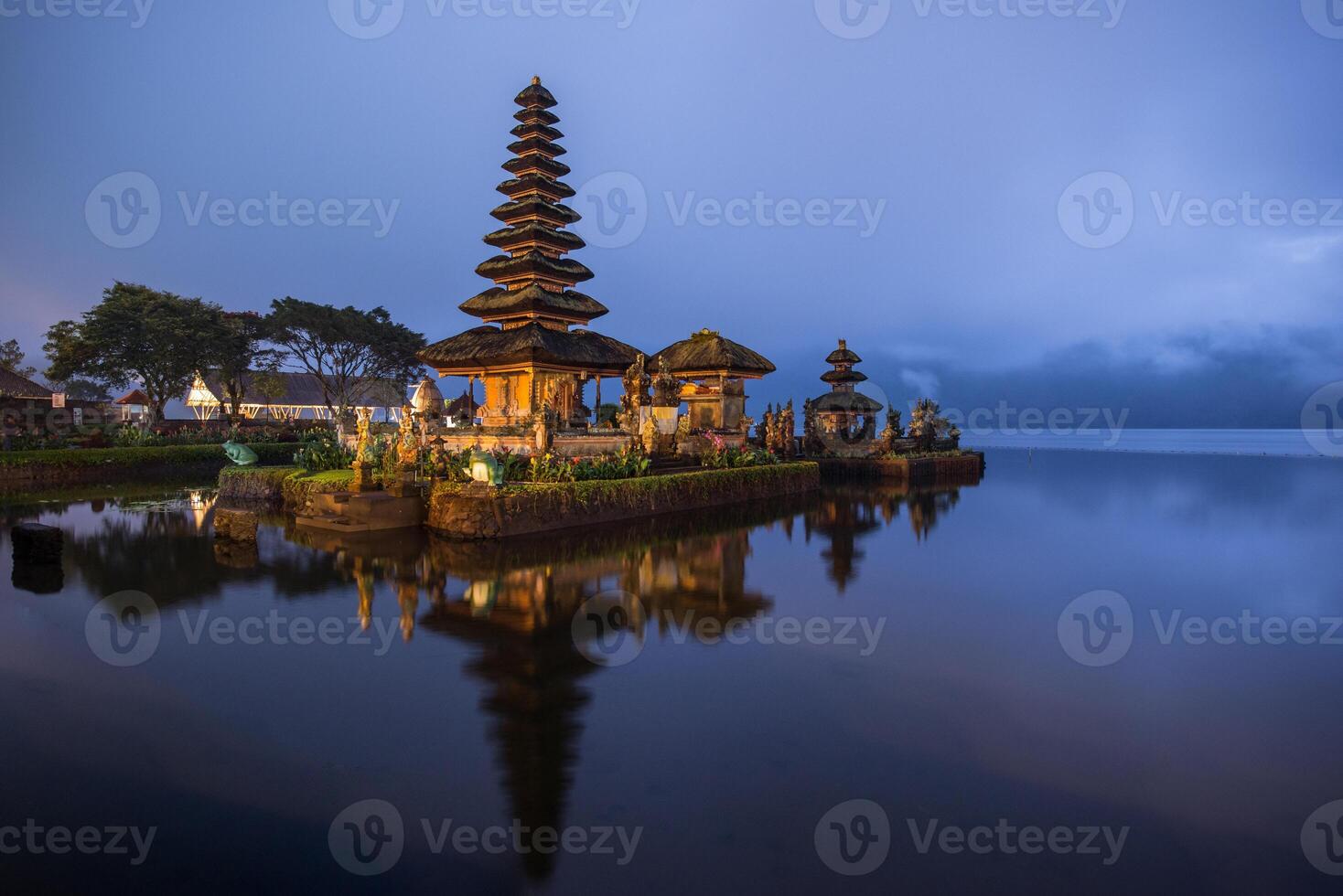 noche ver de pura ulan danu bratan un famoso pintoresco punto de referencia y un significativo templo en el costas de lago bratan en bali, Indonesia. foto