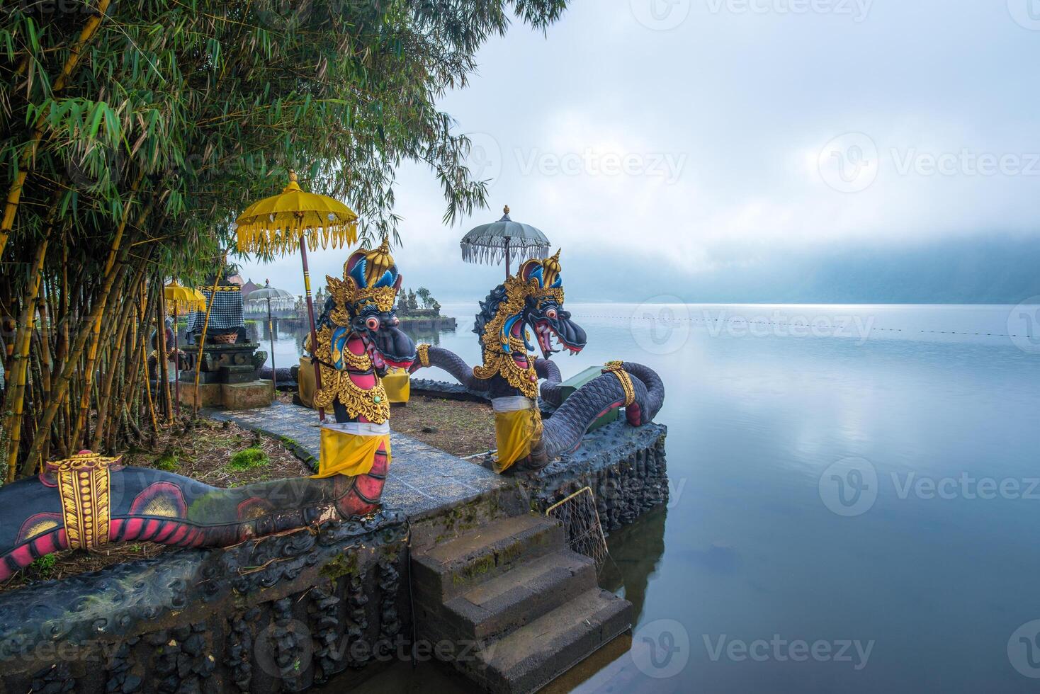 espiritual santuario en pura ulan danu bratan templo a el apuntalar de lago bratan el segundo mas grande lago en bali, Indonesia en el Mañana. foto