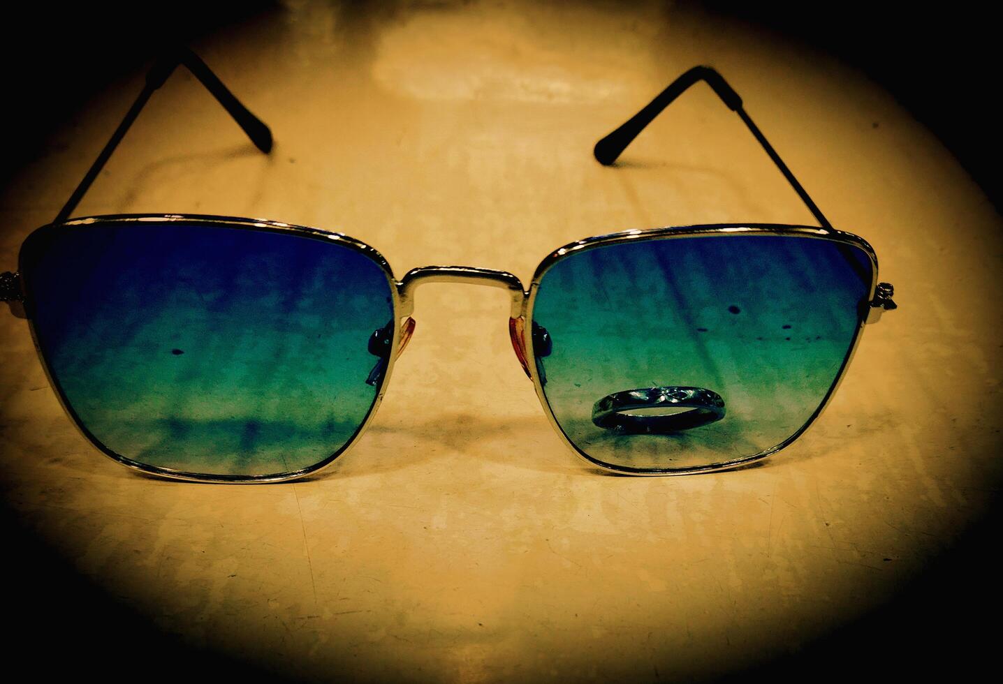 Gafas de sol con azul teñido lentes en un mesa foto