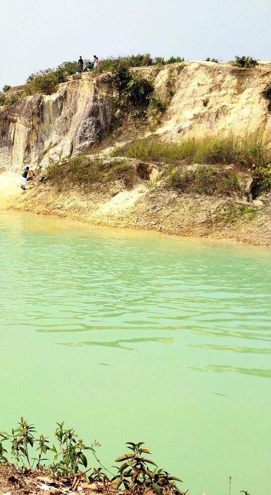 personas son en pie en el borde de un río foto