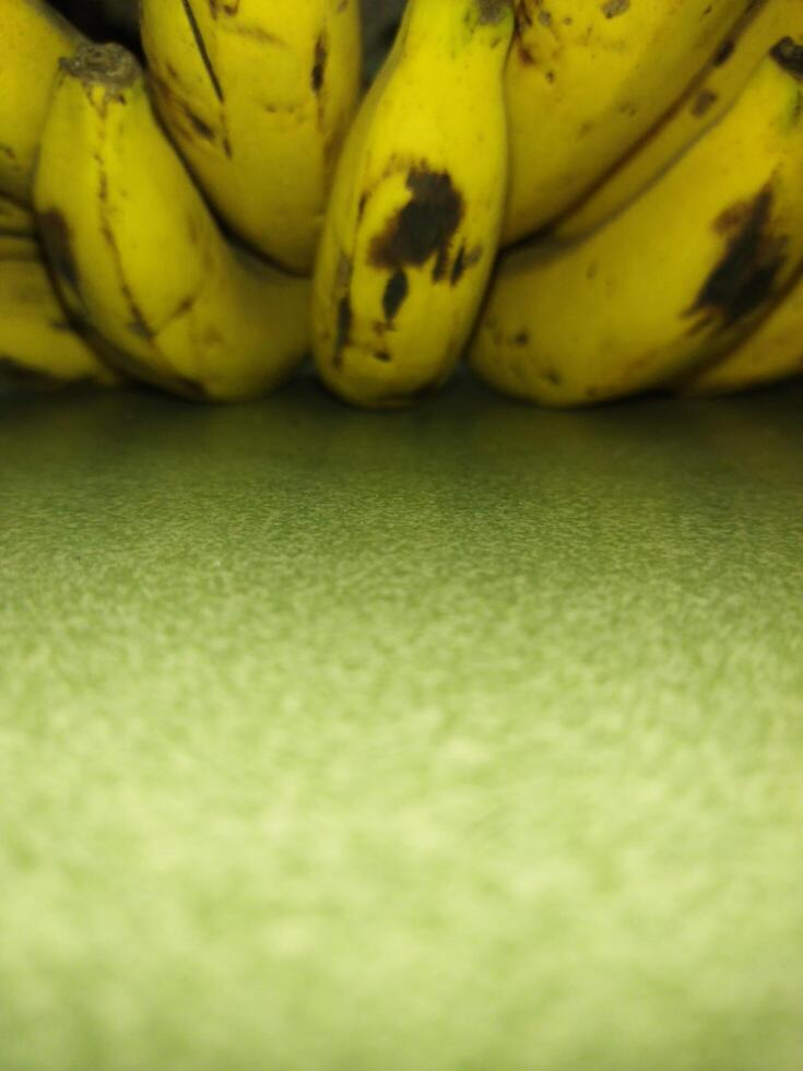 un manojo de bananas en el piso foto