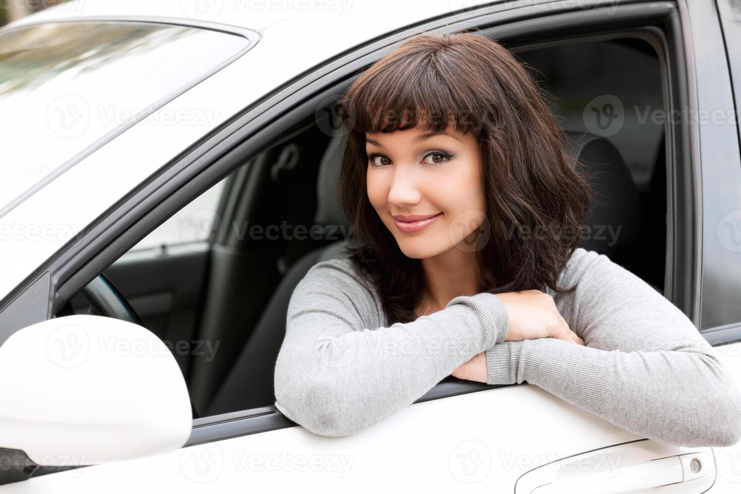 joven conductor mujer en blanco coche foto