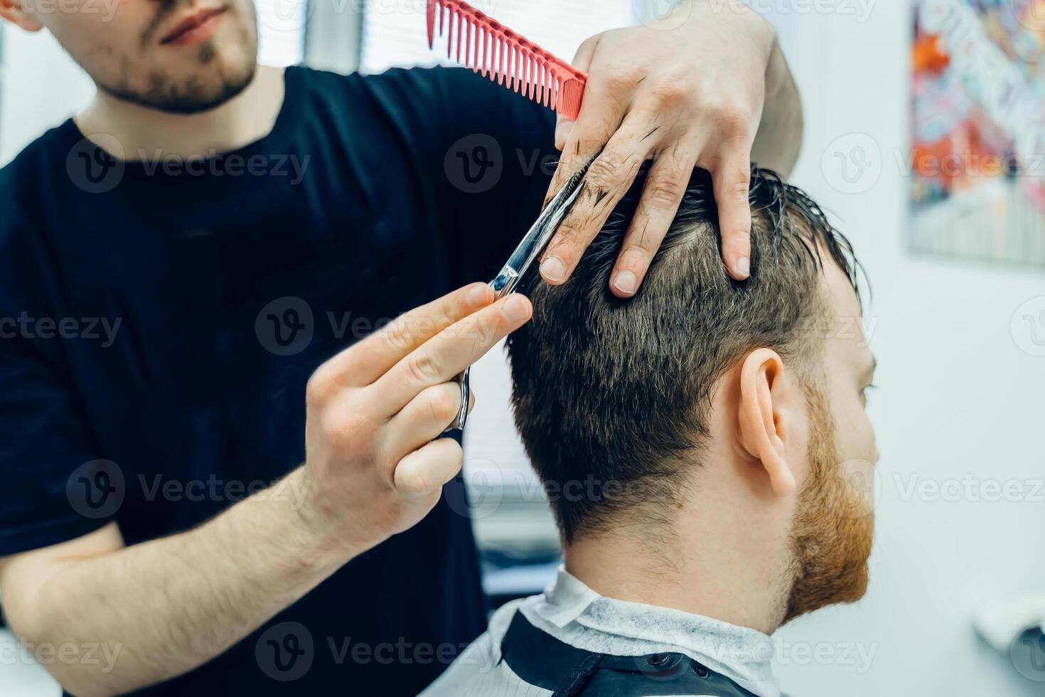 tatuado Barbero cortes el pelo de el cliente con tijeras. cerca arriba. atractivo masculino es consiguiendo un moderno Corte de pelo en Barbero tienda. cerca arriba vista. foto