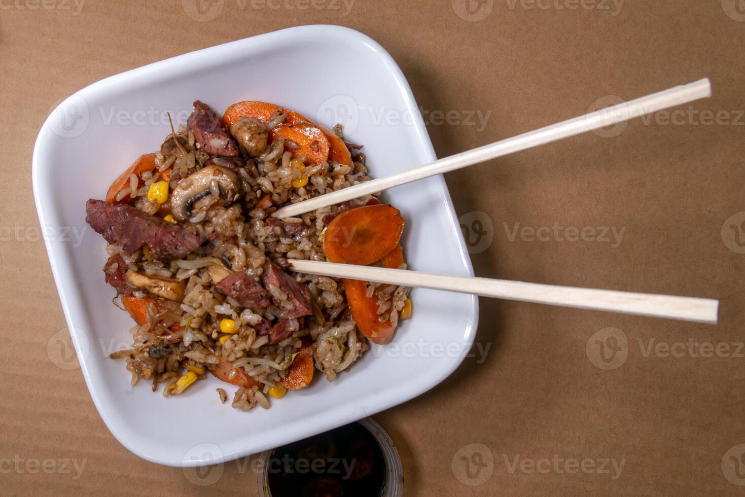 recién hecho chino frito arroz con carne y verduras, con espacio para texto foto