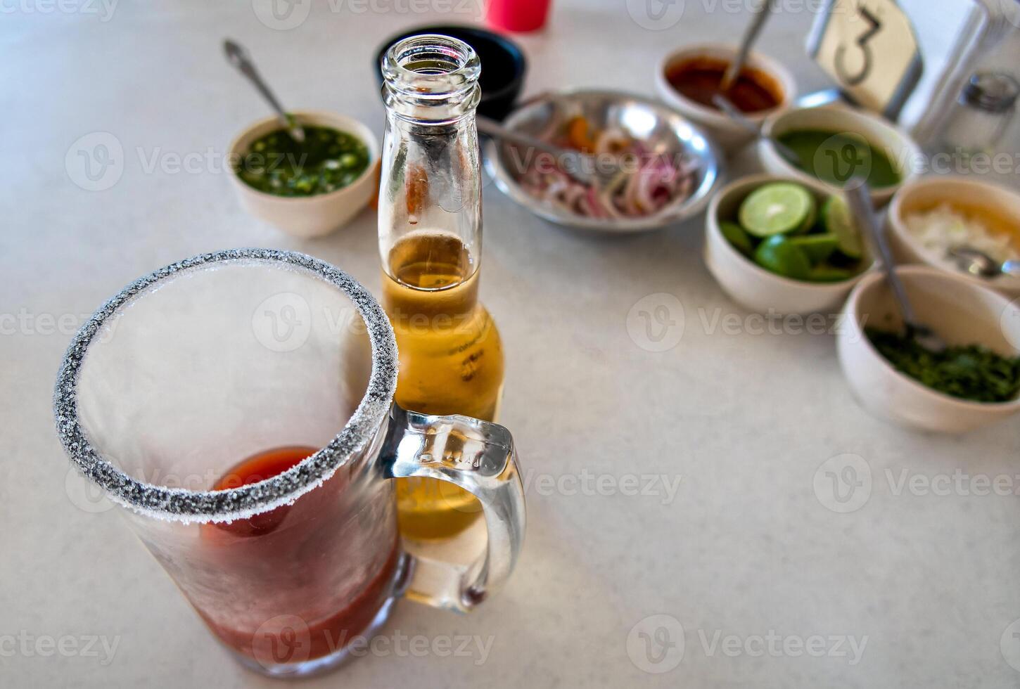 michelada mexicano bebida de cerveza, tomate jugo, limón y sal. con espacio para texto. foto