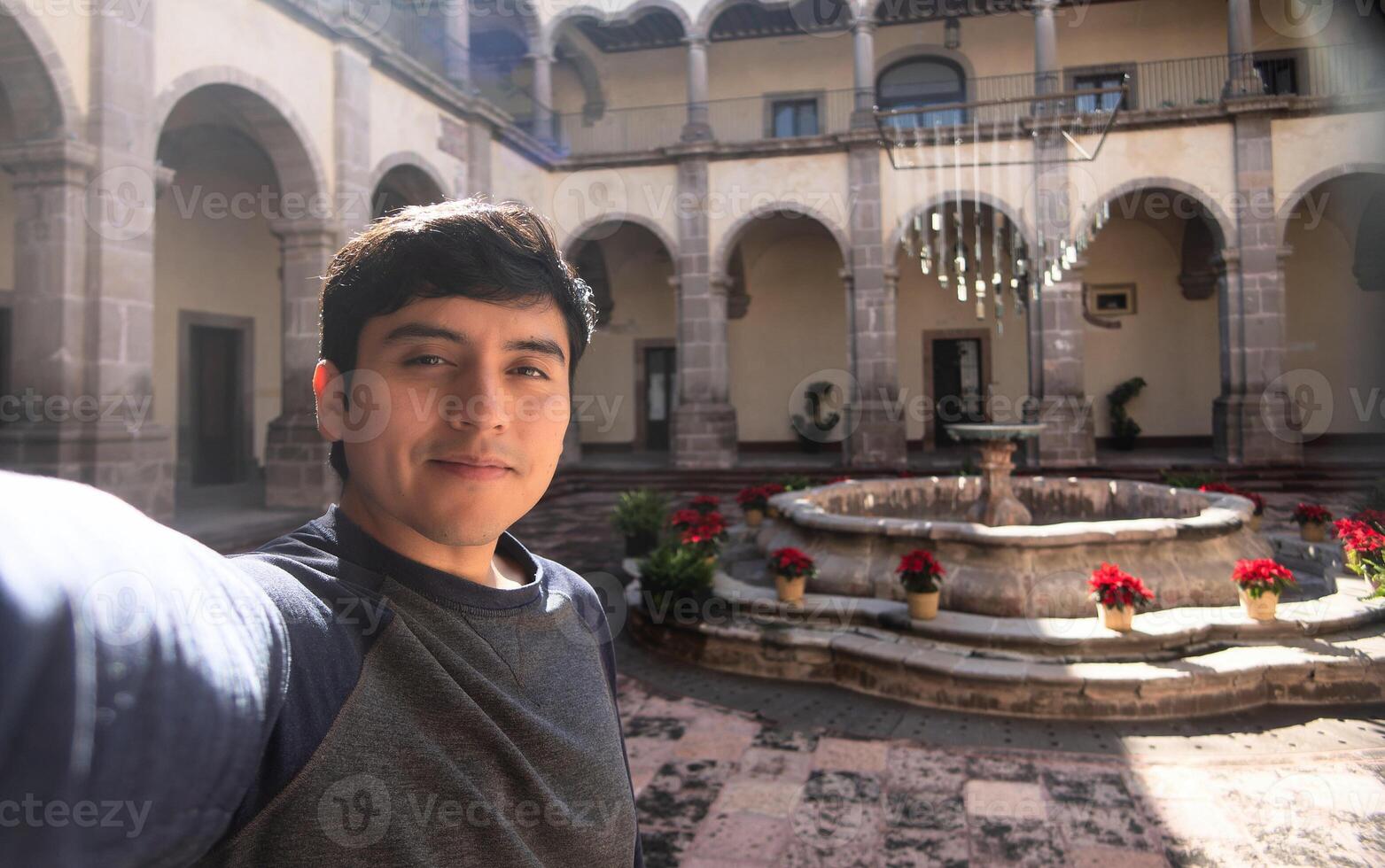 turista hombre visitando el letras centrar de Querétaro en mexico foto