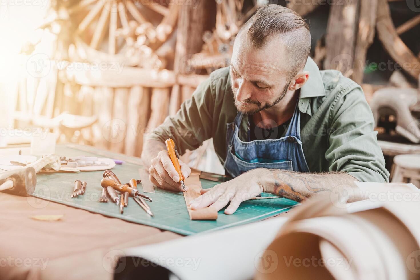 cuero fabricante artista artesanía trabajando a propio taller pequeño estudio hecho por orden obra maestra pedazo foto