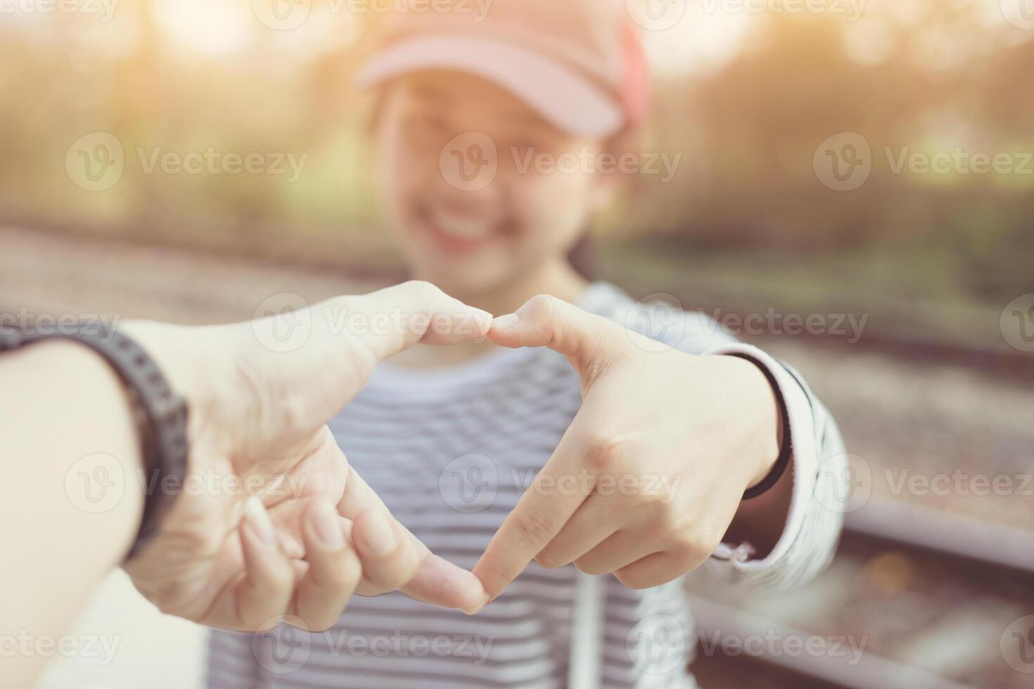 Pareja personas amante mano unirse a corazón firmar amor y felicidad momento juntos foto