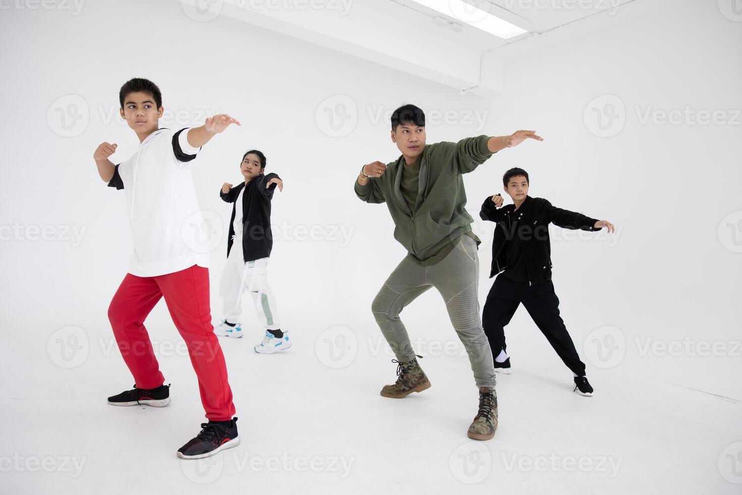 grupo de niños chico adolescente actividad con danza profesor en bailando clase estudio foto