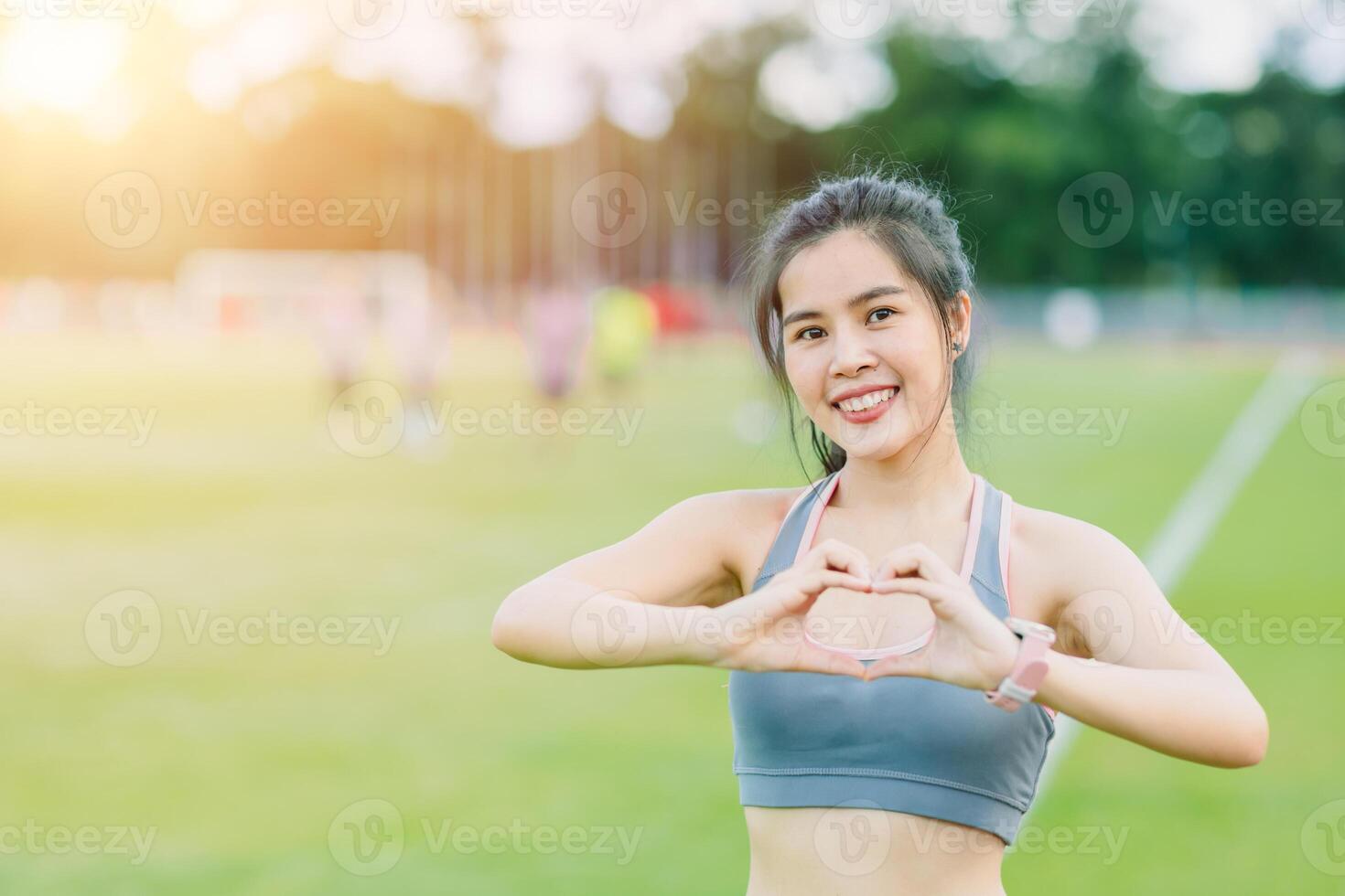 deporte adolescente niña contento sonrisa cuidado de la salud ejercicio actividad al aire libre mano amor firmar para cuidado tú mismo foto