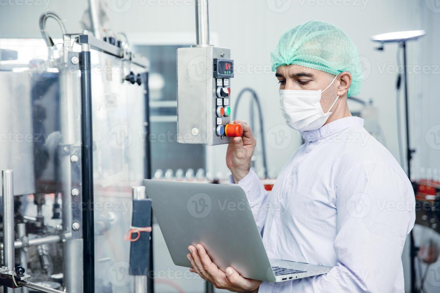 comida y bebida industria personal trabajador trabajando a transportador cinturón producción línea máquina en bebida fábrica con limpiar y higiene área. foto