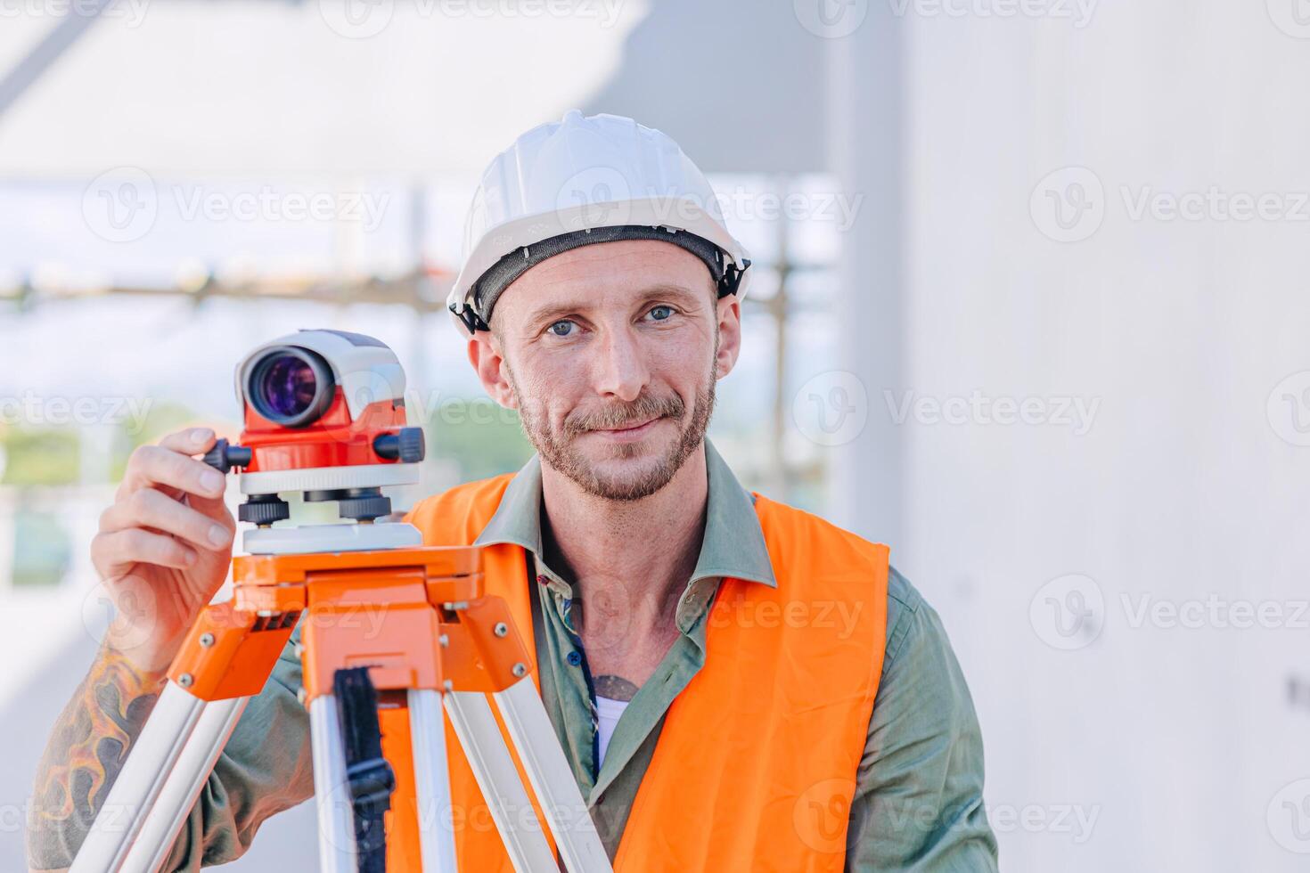 ingeniero constructor con auto nivel cámara trabajo arrasamiento encuesta construcción edificio piso inteligente Mira foto