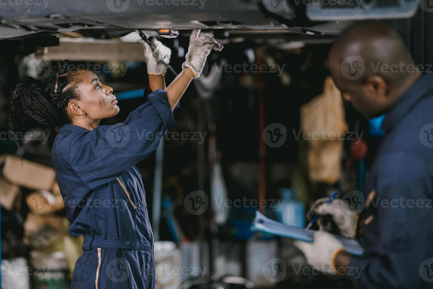 garaje mecánico mujer equipo trabajando coche auto Servicio negro africano personas profesional trabajador juntos foto