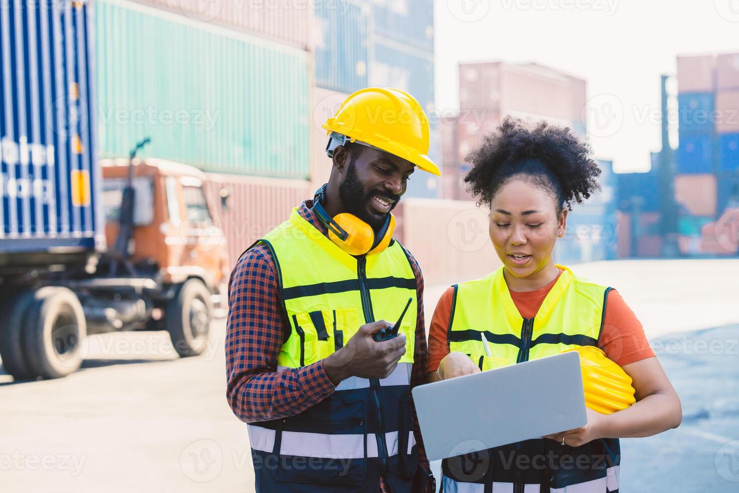 africano negro trabajador Pareja trabajo colaborativo equipo juntos a Puerto carga Envío industria cargando envase yarda foto