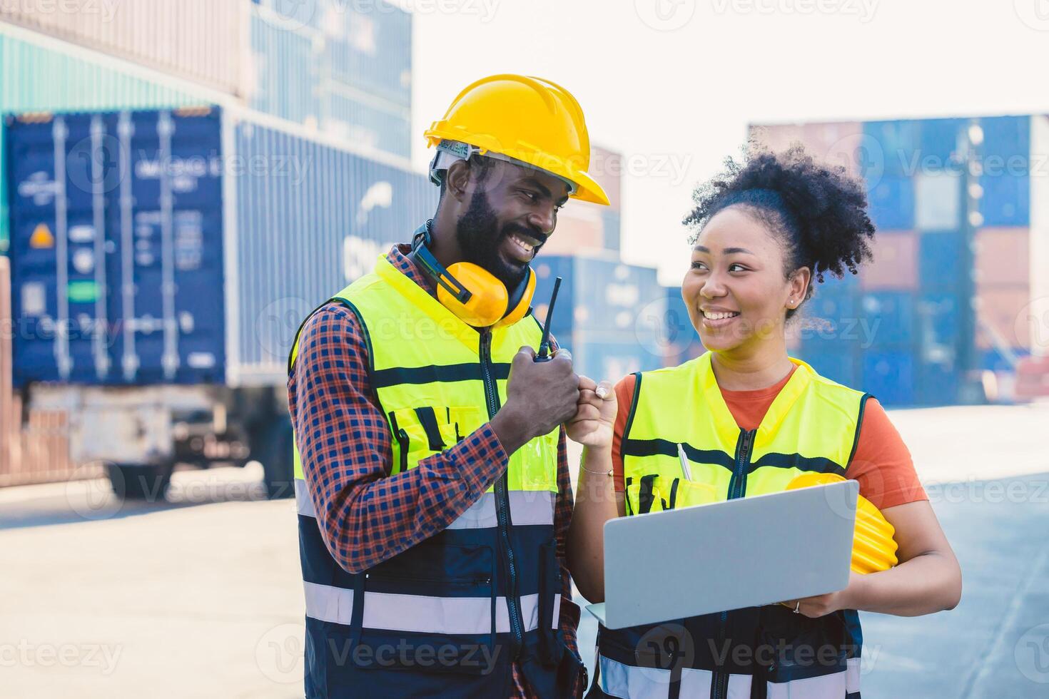 africano trabajador personas trabajo en equipo contento trabajando juntos en Puerto carga Envío industria cargando envase yarda foto