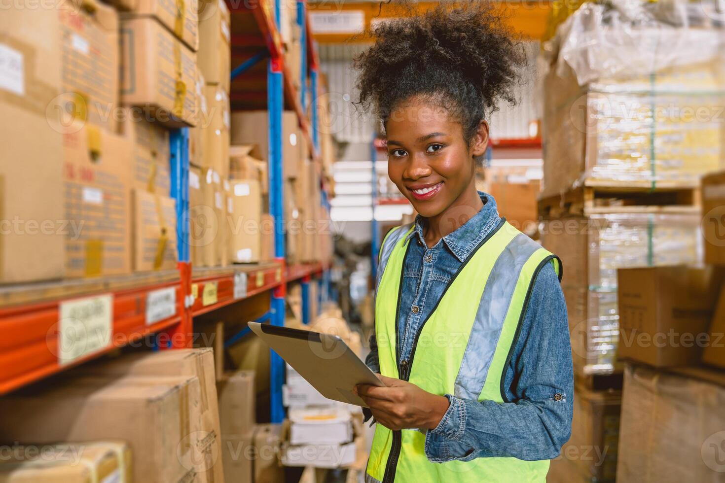 mujer trabajador negro africano niña adolescente trabajando en carga almacén inventario empleado personal retrato contento sonrisa foto