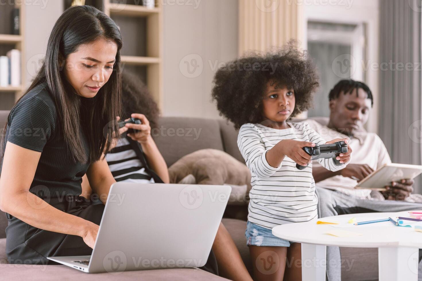 negocio mamá trabajando mujer ocupado madre fiesta inalámbrico trabajo en ordenador portátil computadora a hogar con hija y familia foto