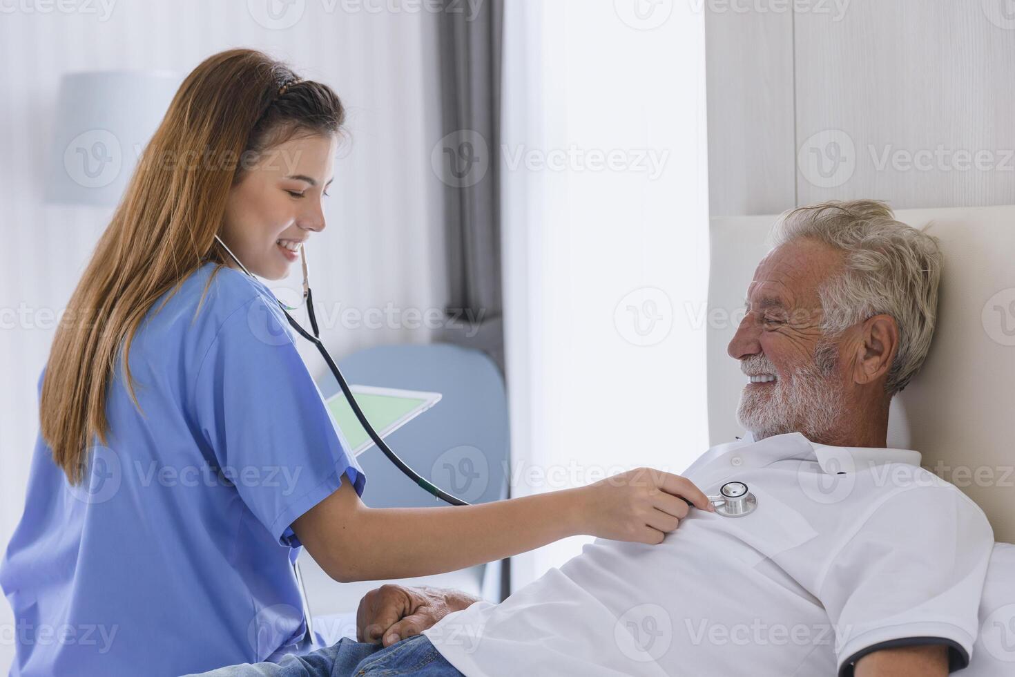 enfermero médico trabajando a hogar cuidado médico chequeo sano mayor mayor masculino contento sonrisa foto