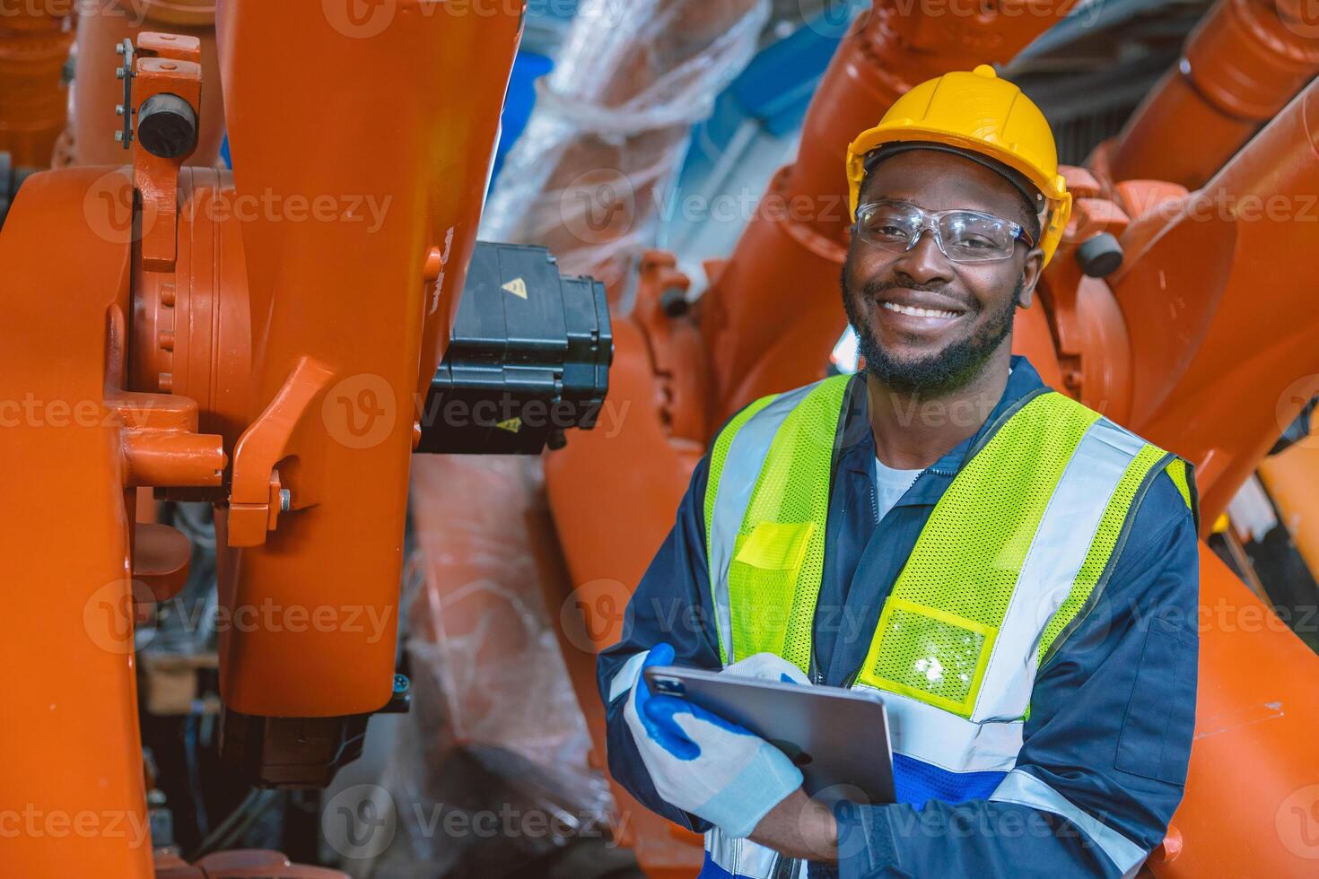 contento sonriente ingeniero trabajador africano negro personas trabajo en fábrica industria foto