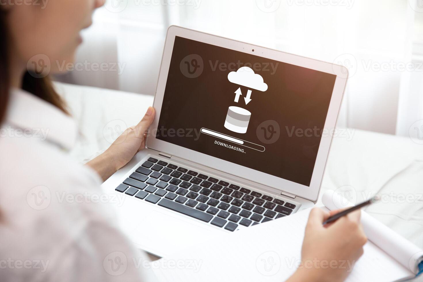 personas utilizando nube conducir tecnología descargar o subir carga salvar archivos desde Internet nube almacenamiento sistema foto