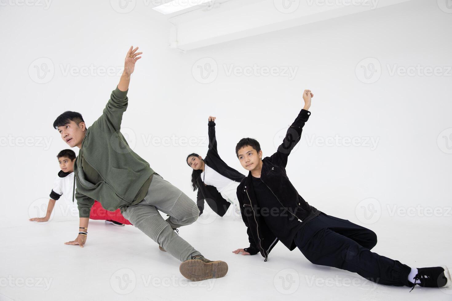 grupo de niños chico adolescente actividad con danza profesor en bailando clase estudio foto