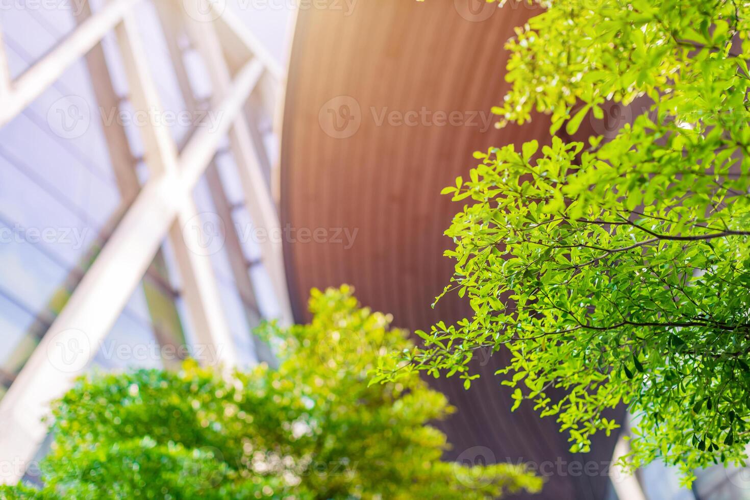 verde ciudad bueno ecología ambiente árbol parque alrededor moderno oficina edificio para Fresco ozono aire bajo carbón. foto