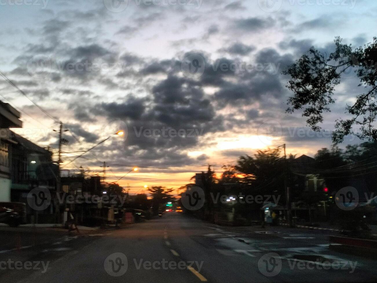 autopista con hermosa ver de puesta de sol foto