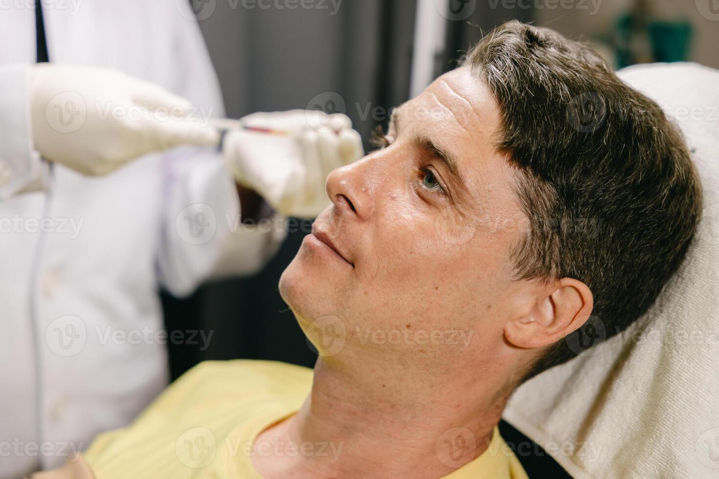 masculino estiramiento facial piel relleno aguja inyección para a cara en cosmético clínica foto