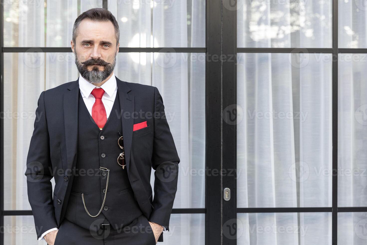 retrato Hispano latín Bigote caballeros Moda elegante vendaje smoking chaqueta traje inteligente hermoso modelo. negocio hombre jefe abogado latino de pie. foto