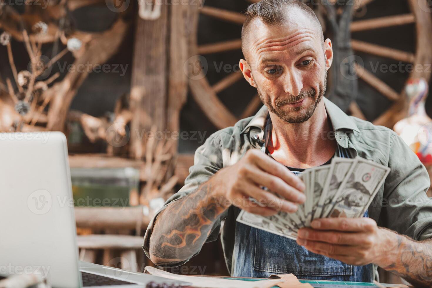 negocio éxito artista masculino cuero artesanía trabajador rebaja Maestro pedazo productos ganar dinero foto