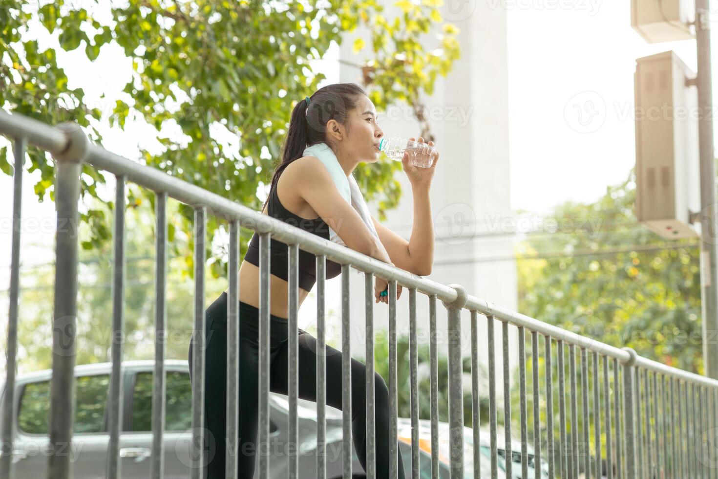 deporte asiático dama sediento Bebiendo agua a Mañana trotar sano estilo de vida foto