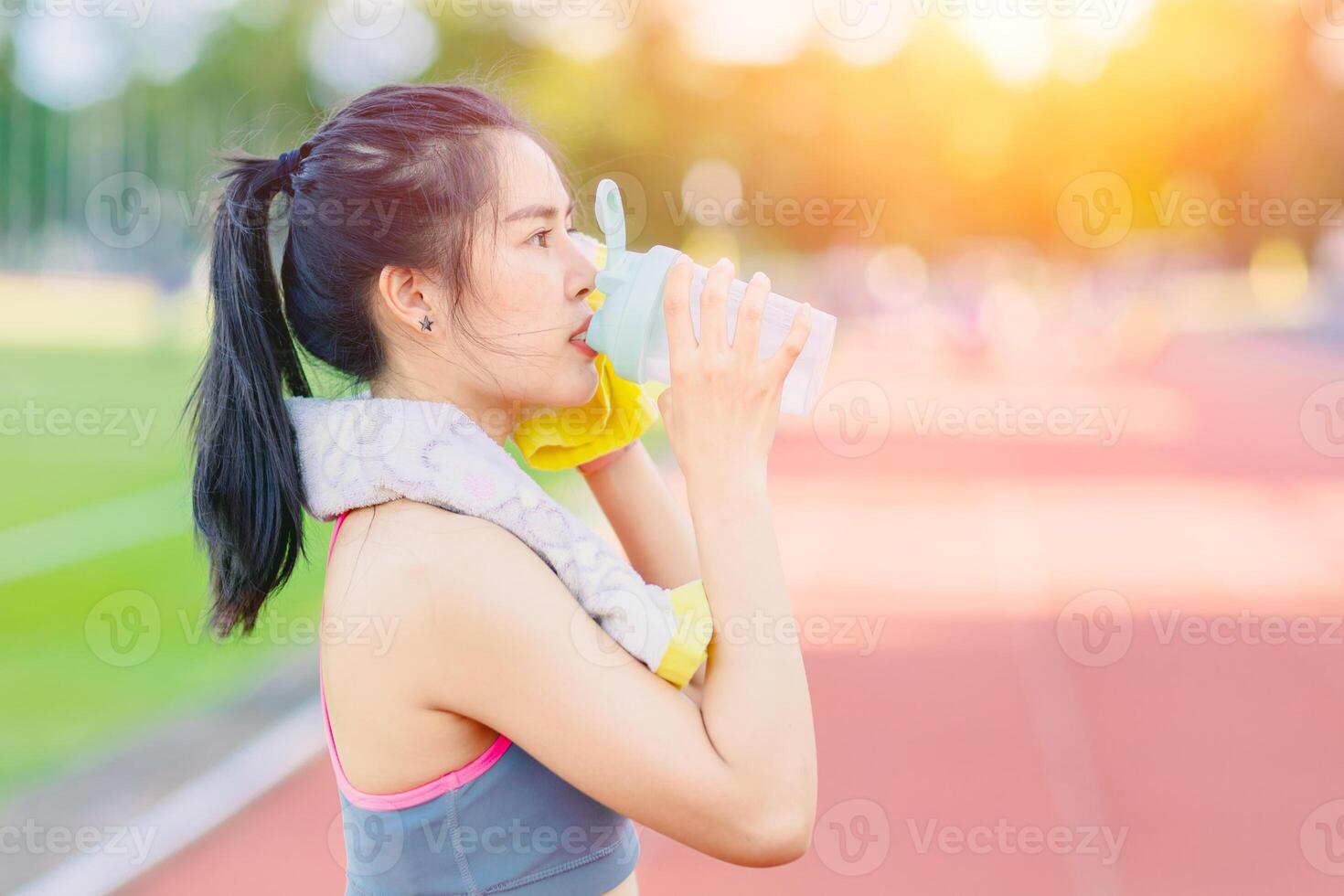 deporte mujer Bebiendo agua durante al aire libre caliente verano ejercicio actividad para salud foto