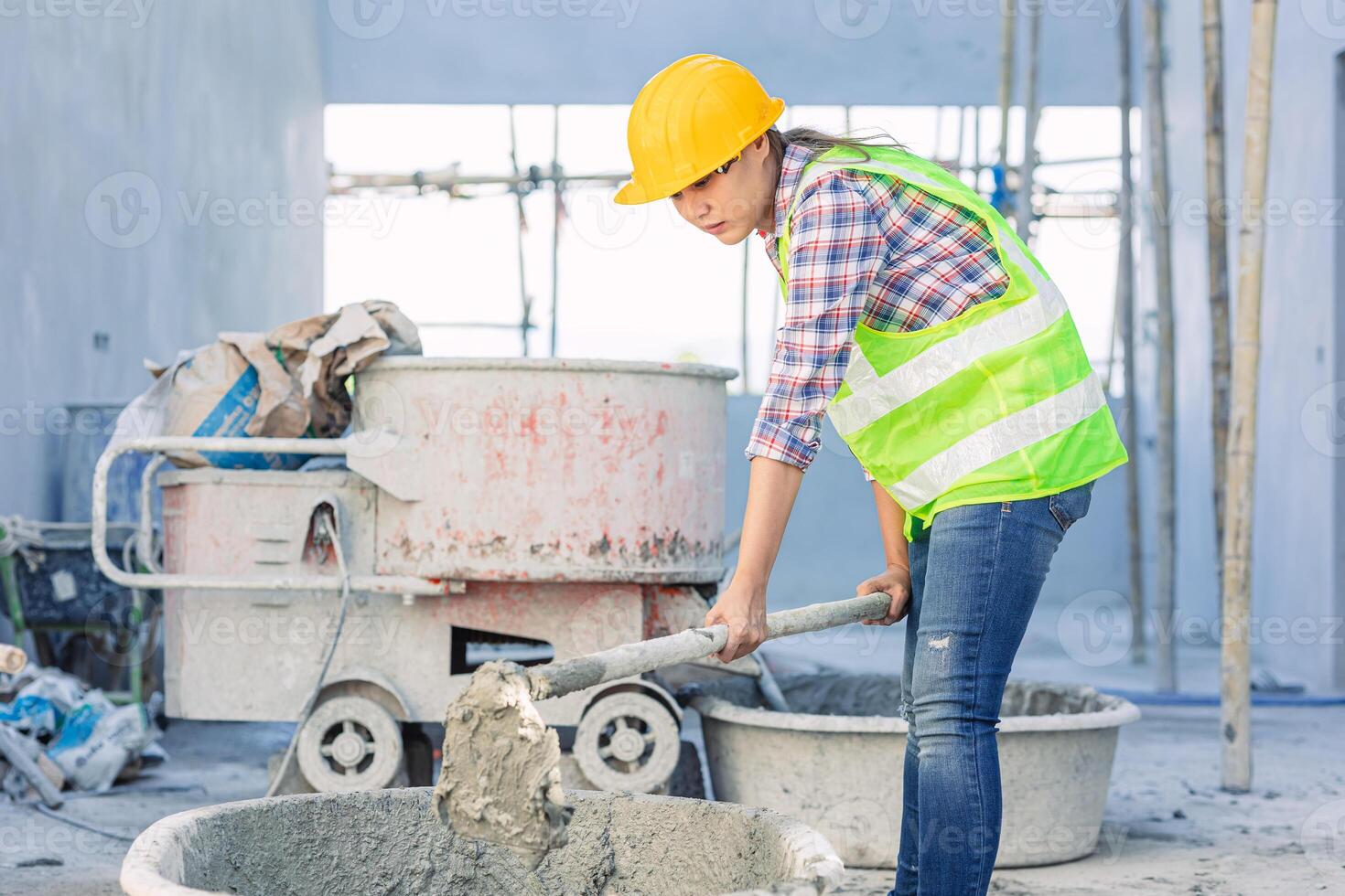 asiático mujer trabajador trabajo duro como un labor personal en construcción sitio trabajo mezcla hormigón cemento por mano foto