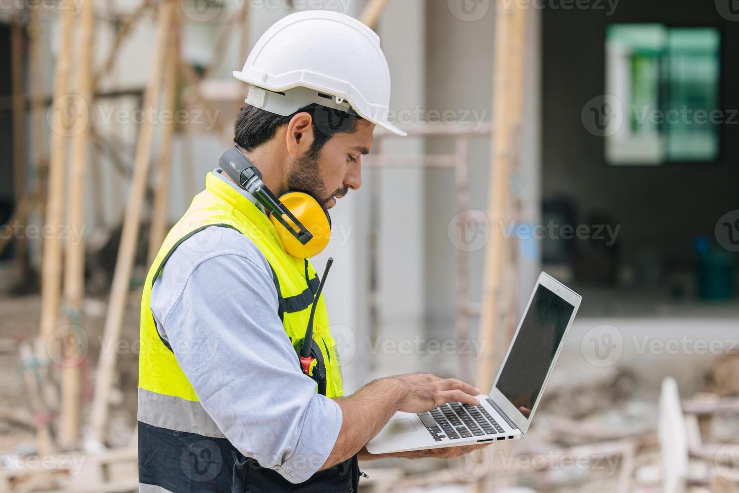 construcción ingeniero capataz trabajando contacto con ordenador portátil computadora en construcción sitio foto