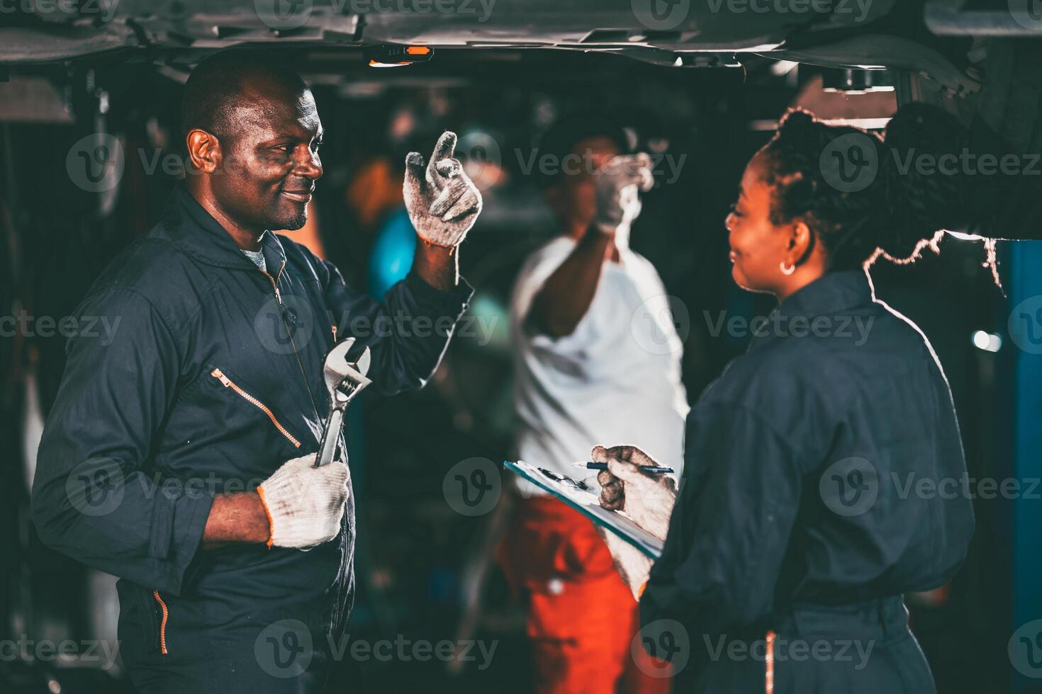 garaje mecánico equipo trabajando coche auto Servicio negro africano personas profesional trabajador juntos foto