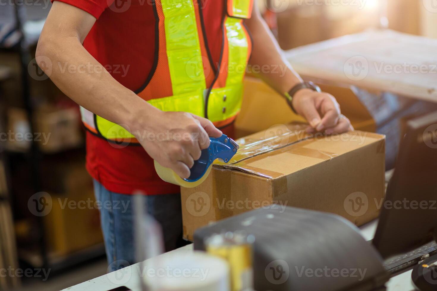 personal trabajador cinta embalaje sello productos caja preparar para Envío entrega a en línea orden cliente. foto