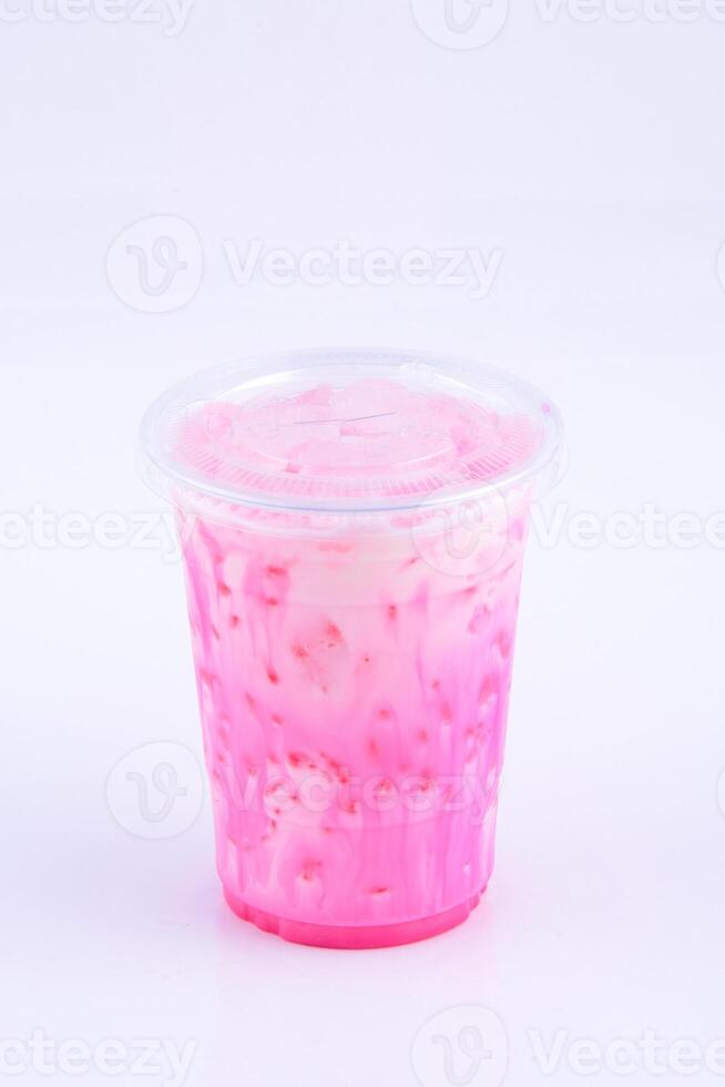hielo rosado leche. bebida para verano con ladrillo pared antecedentes. foto