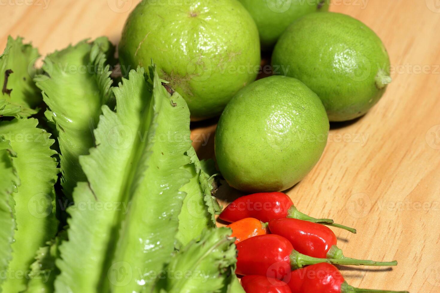 con alas frijol en de madera fondo, orgánico vegetal desde local mercado en Sureste Asia. sano verde vegetales foto