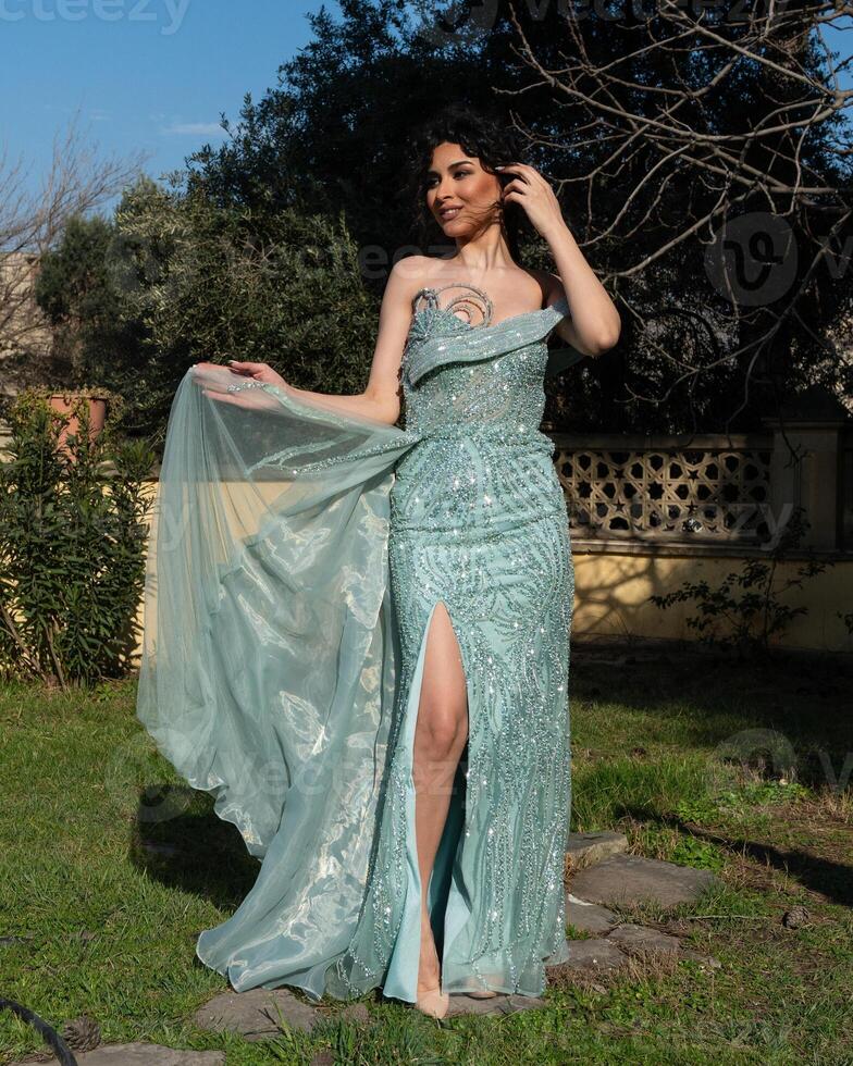 una mujer con un vestido azul foto