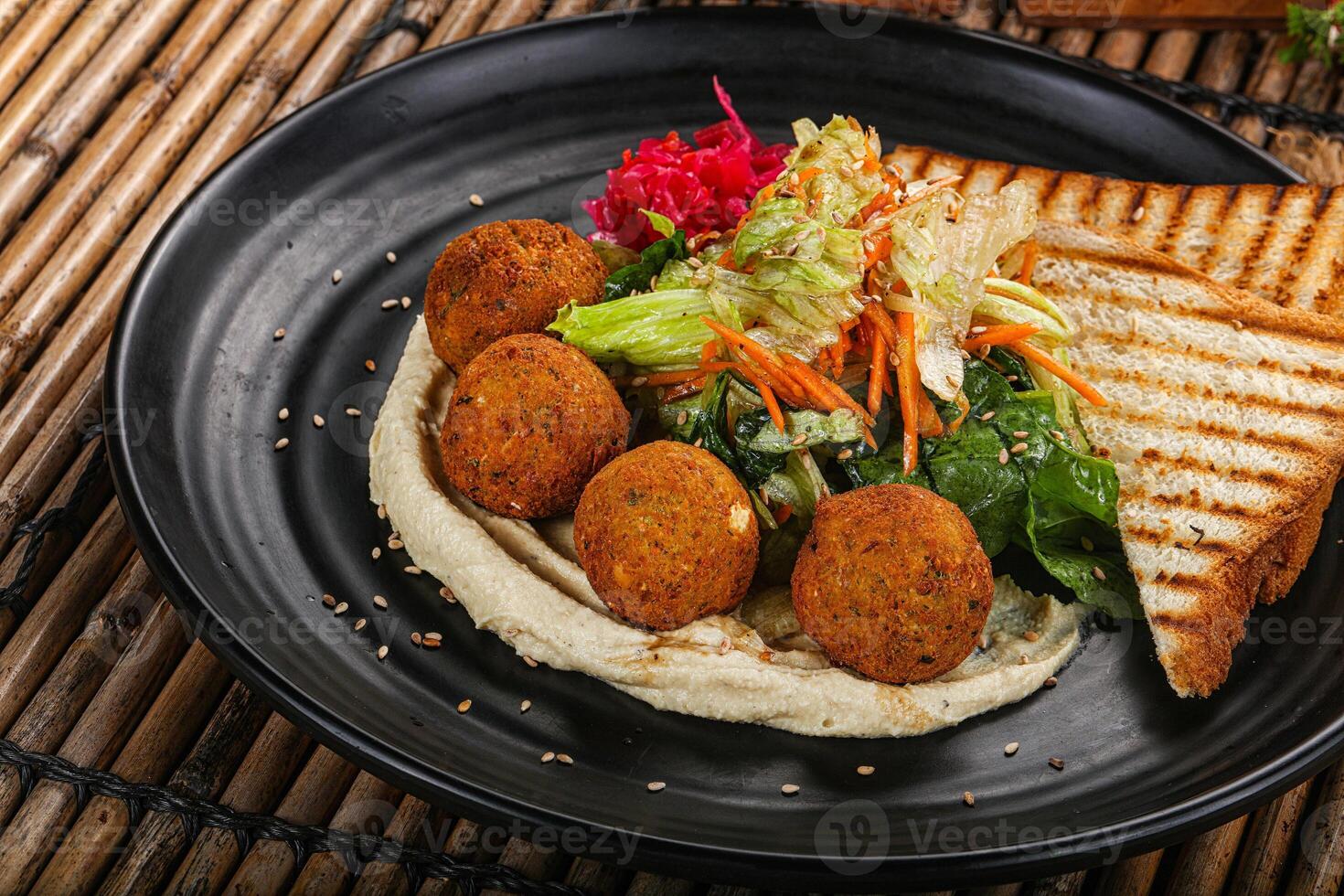 israelí falafel con hummus con un pan foto