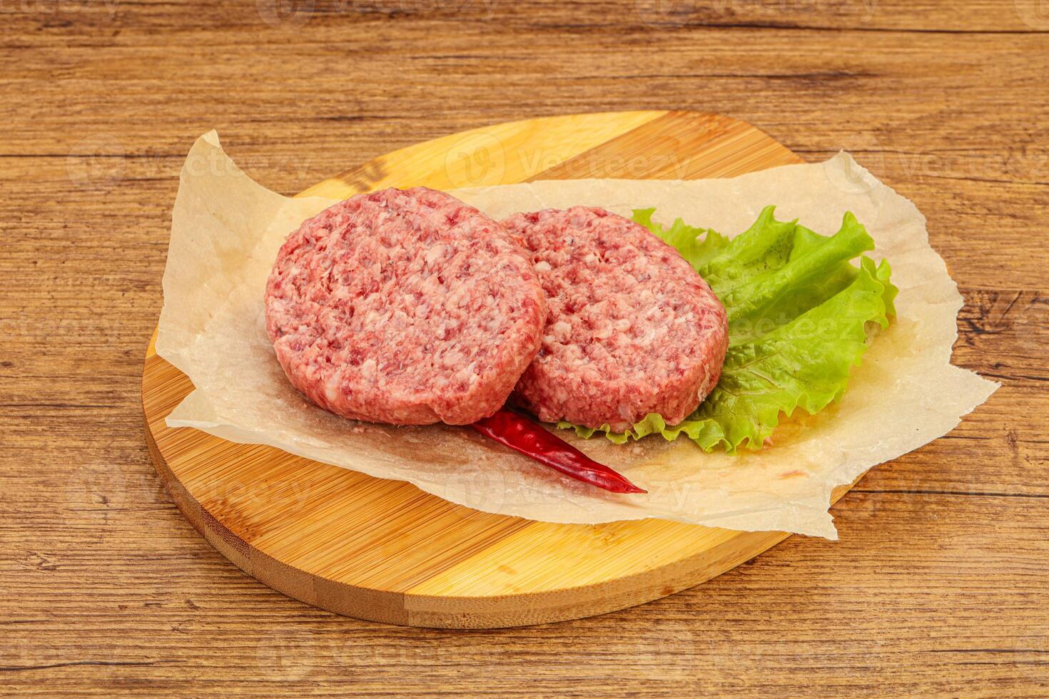 chuleta de ternera cruda para hamburguesa foto