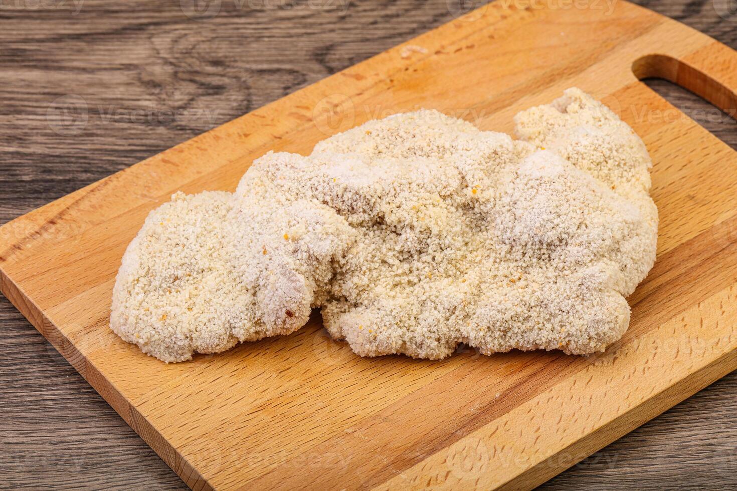 Schnitzel de carne cruda para asar foto