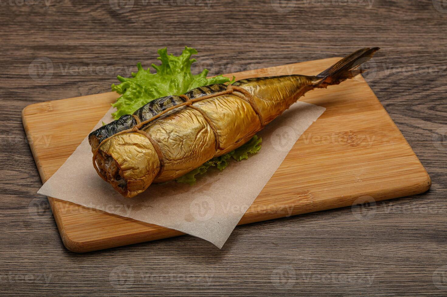 sabroso bocadillo de pescado caballa ahumado foto