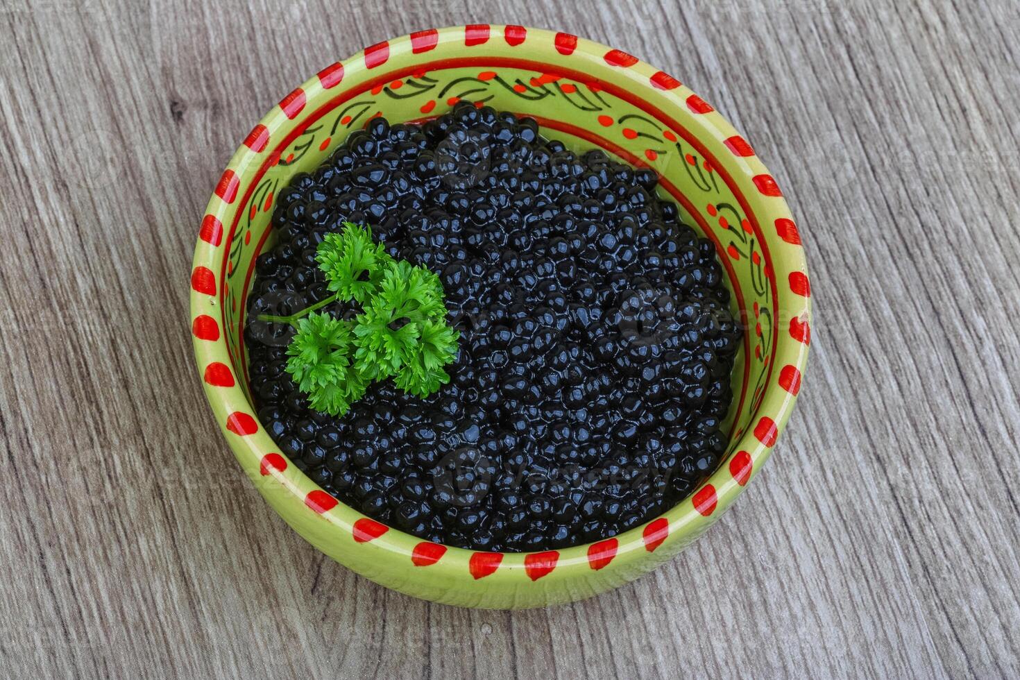 negro caviar en el cuenco foto