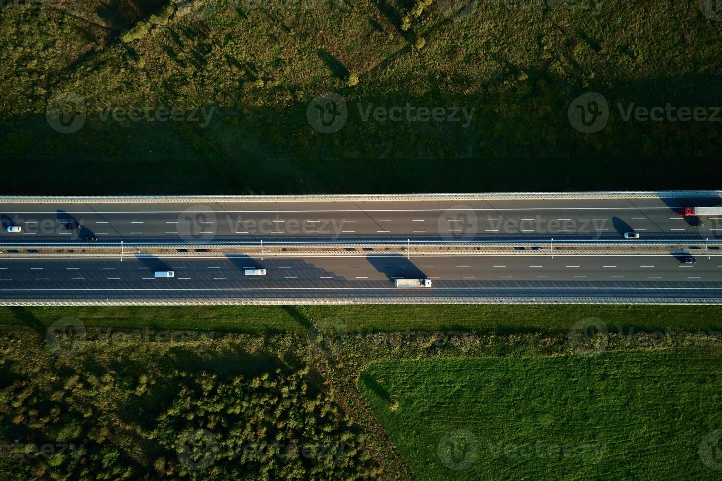 carros conducción en autopista la carretera cerca bosque árboles, parte superior ver foto